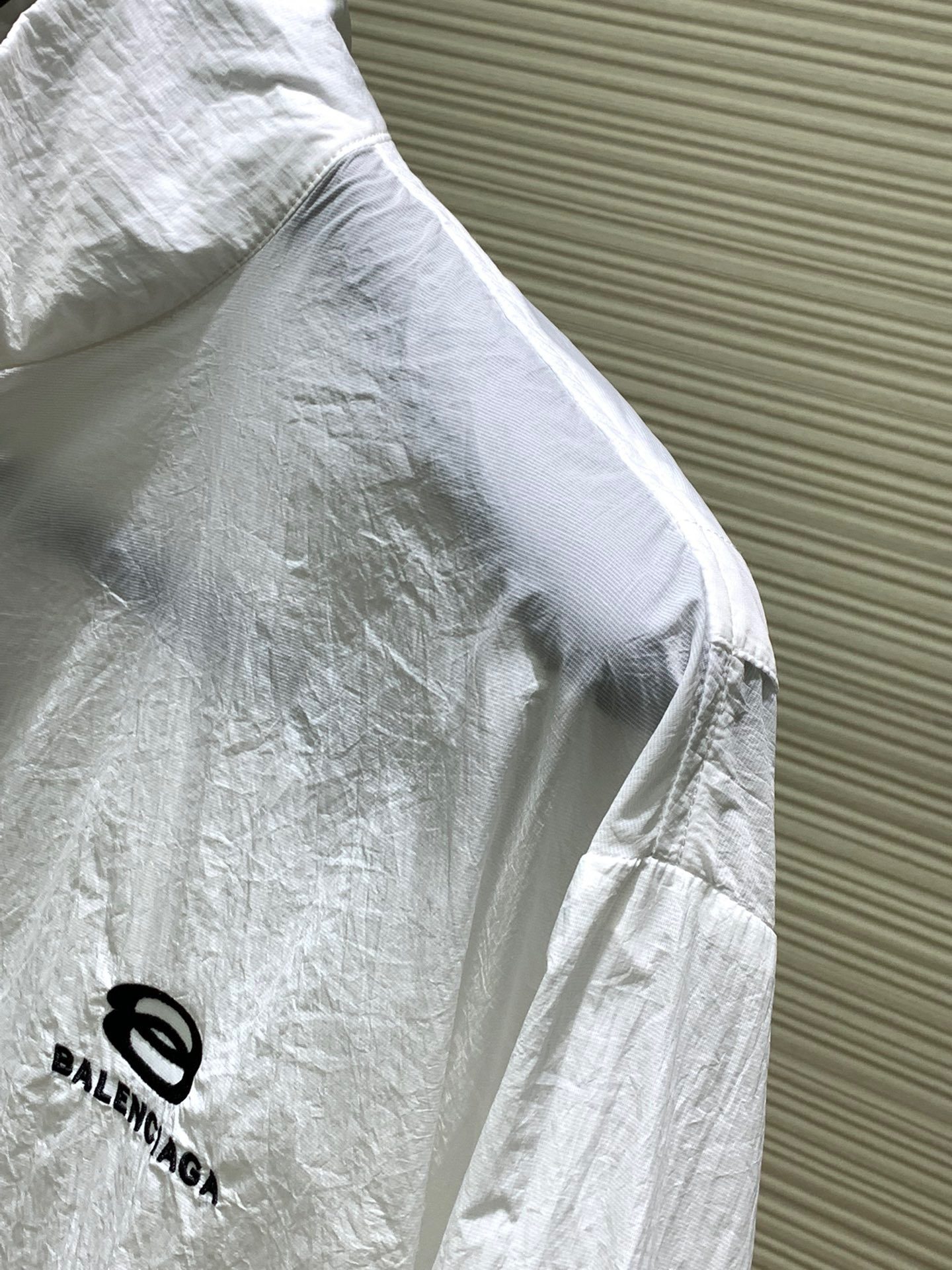 This piece of clothing in Paris has an exhaust fan!!! Extremely complex, yet of exceptional quality... with numerous hidden exhausts and nano anti sticking fabric, this jacket is super comfortable and refreshing. Wearing invincible clothes in summer. Quality comes from the inside out! It's also meticulous inside.. 24 latest white embroidered silhouette windbreakers from Paris. Imported fabric that is very comfortable for the upper body. Exquisite workmanship, outsourced to foreign trade factories.