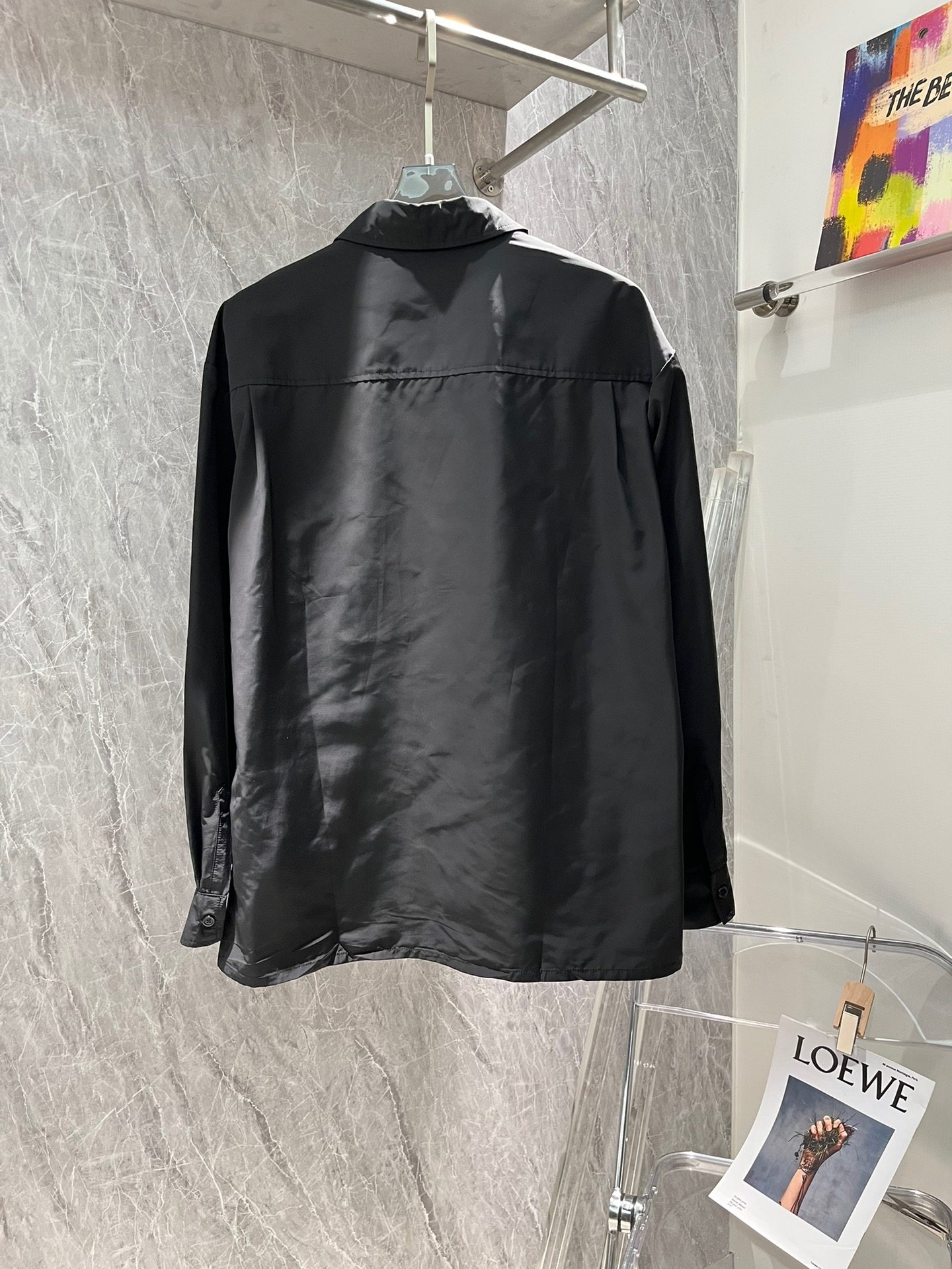 P Pocket Steel Label Shirt Fabric: Made of 70 thread count silk fabric Original custom weaving and dyeing This fabric is more three-dimensional. The surface is treated with a layer of silk gloss technology, and the feel is relatively smooth