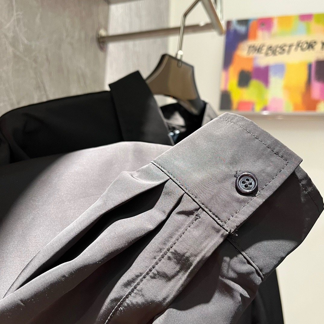 P Pocket Steel Label Shirt Fabric: Made of 70 thread count silk fabric Original custom weaving and dyeing This fabric is more three-dimensional. The surface is treated with a layer of silk gloss technology, and the feel is relatively smooth