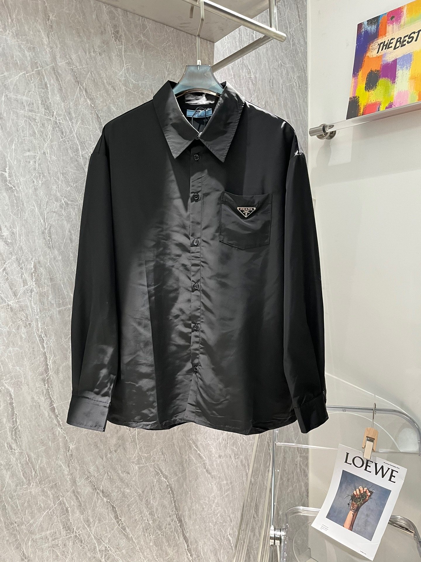 P Pocket Steel Label Shirt Fabric: Made of 70 thread count silk fabric Original custom weaving and dyeing This fabric is more three-dimensional. The surface is treated with a layer of silk gloss technology, and the feel is relatively smooth