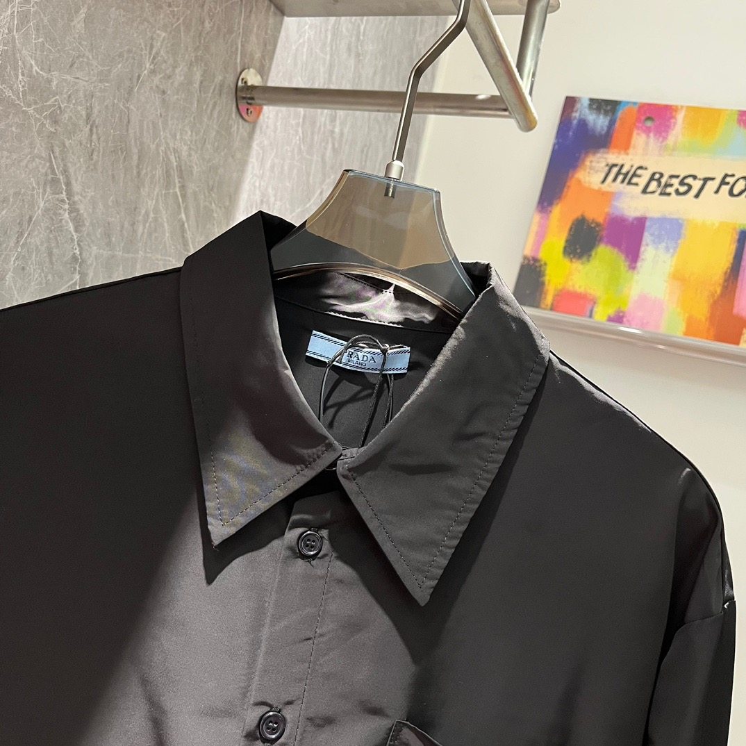 P Pocket Steel Label Shirt Fabric: Made of 70 thread count silk fabric Original custom weaving and dyeing This fabric is more three-dimensional. The surface is treated with a layer of silk gloss technology, and the feel is relatively smooth