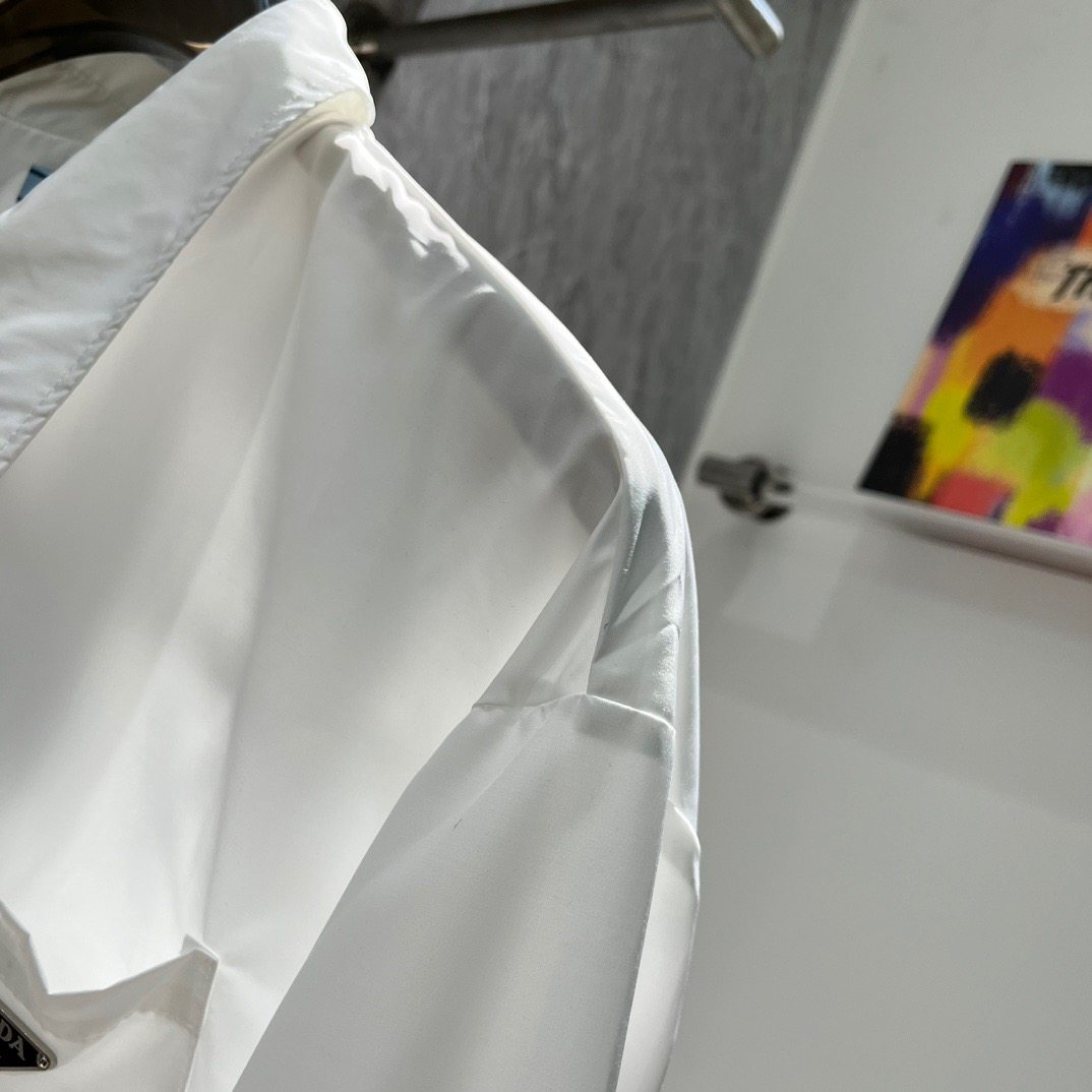 P Pocket Steel Label Shirt Fabric: Made of 70 thread count silk fabric Original custom weaving and dyeing This fabric is more three-dimensional. The surface is treated with a layer of silk gloss technology, and the feel is relatively smooth