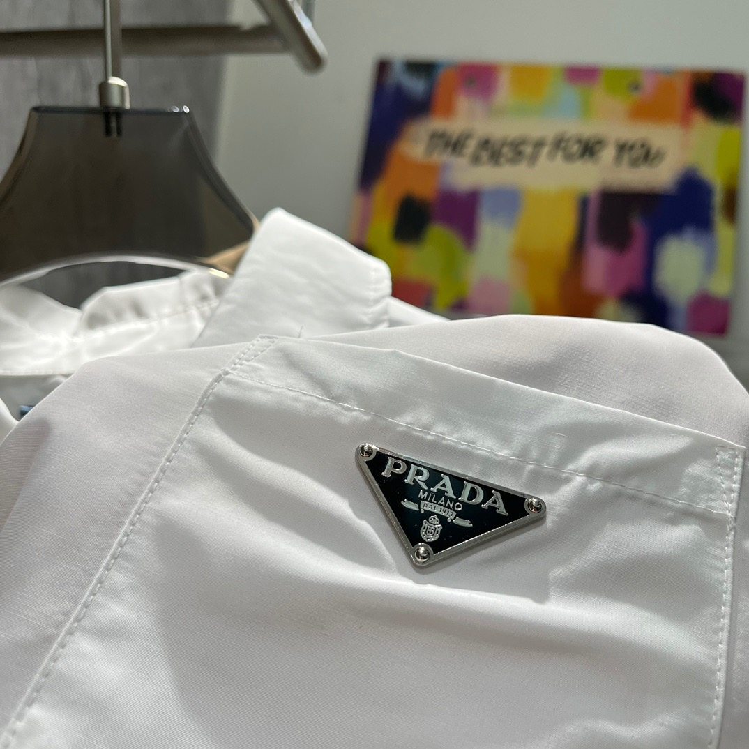 P Pocket Steel Label Shirt Fabric: Made of 70 thread count silk fabric Original custom weaving and dyeing This fabric is more three-dimensional. The surface is treated with a layer of silk gloss technology, and the feel is relatively smooth