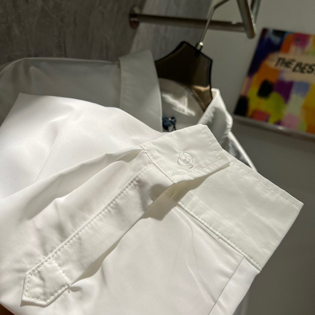 P Pocket Steel Label Shirt Fabric: Made of 70 thread count silk fabric Original custom weaving and dyeing This fabric is more three-dimensional. The surface is treated with a layer of silk gloss technology, and the feel is relatively smooth