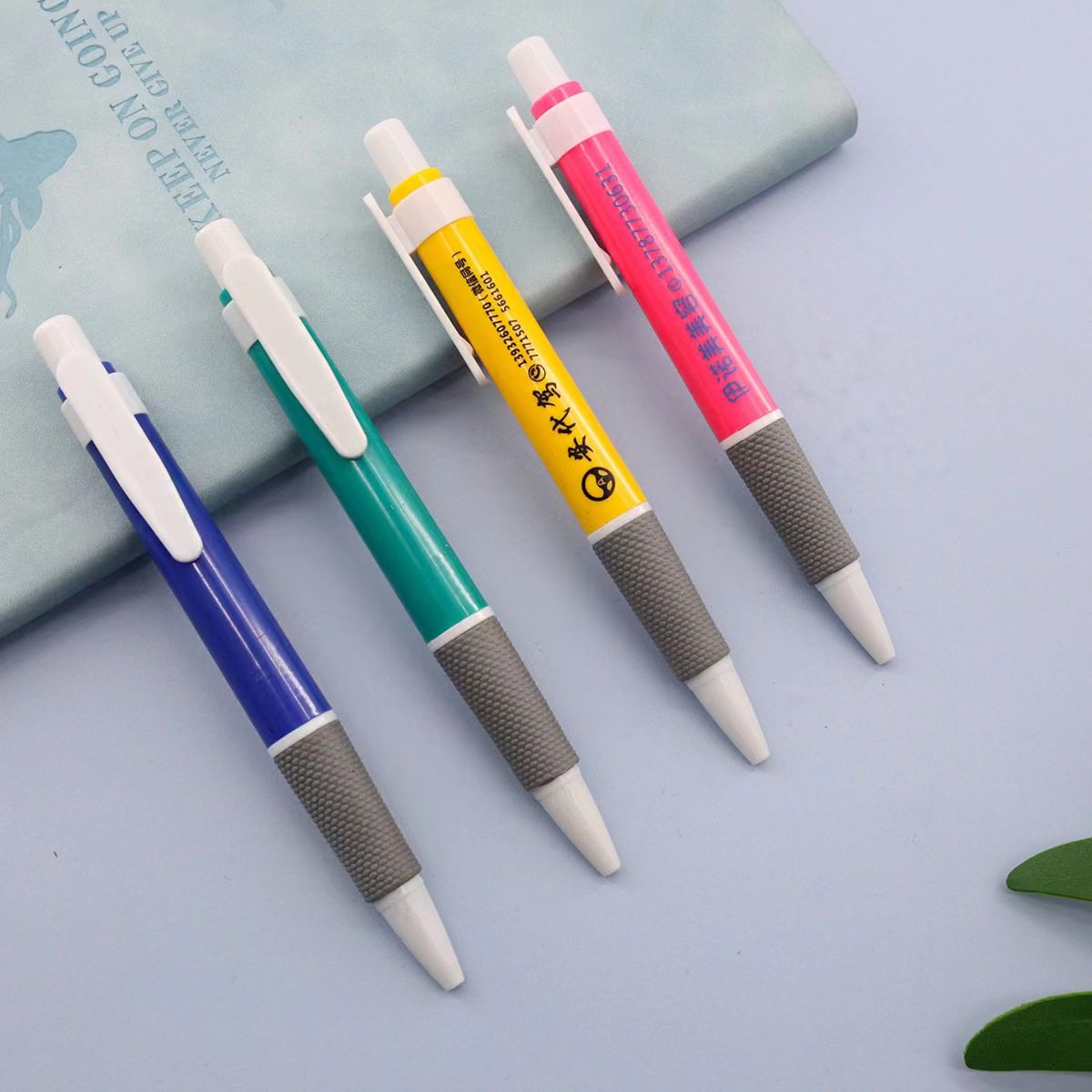 Color ballpoint pen customized logo click advertising pen hotel pen conference pen customized spray glue promotion business plastic