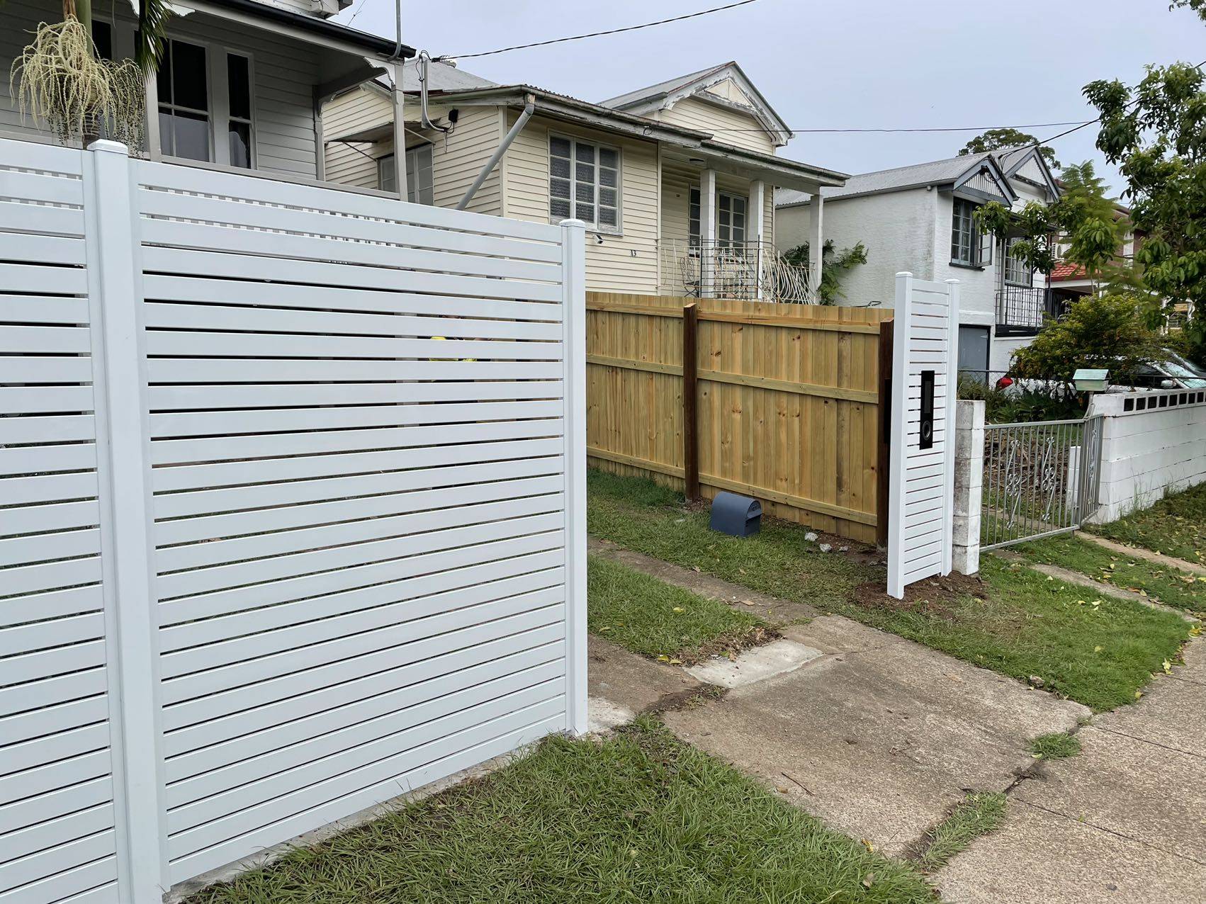 Aluminium slat fence