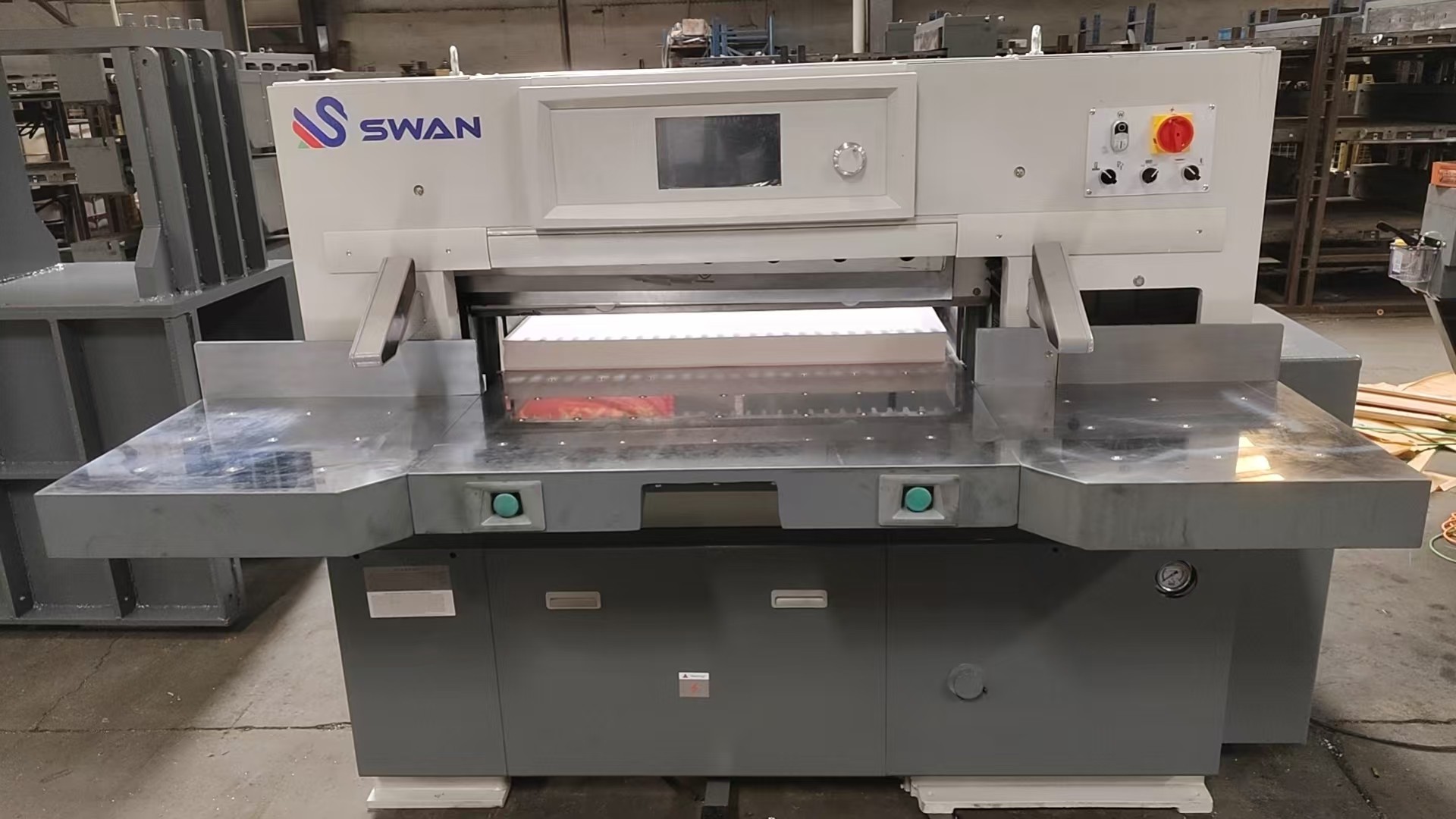SWAN 1150 programmed paper cutting machine