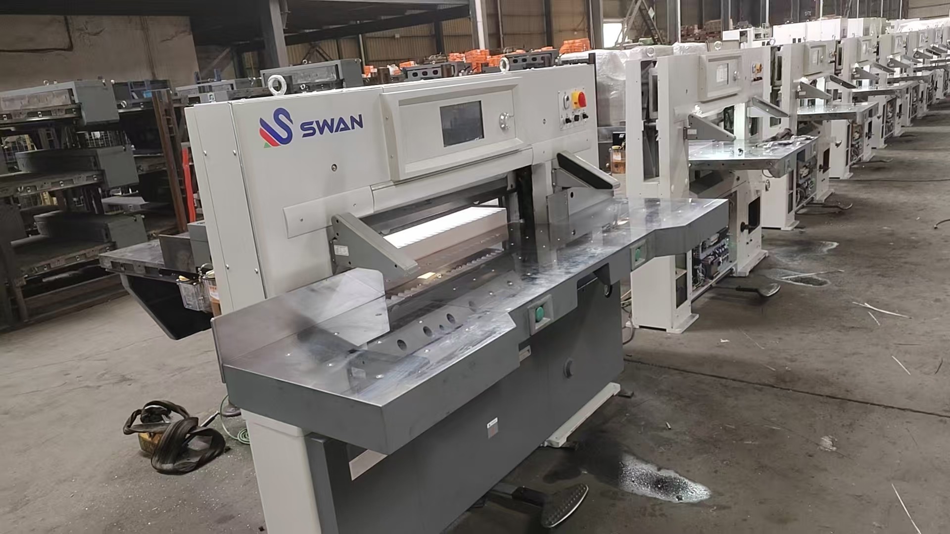 SWAN 1150 programmed paper cutting machine