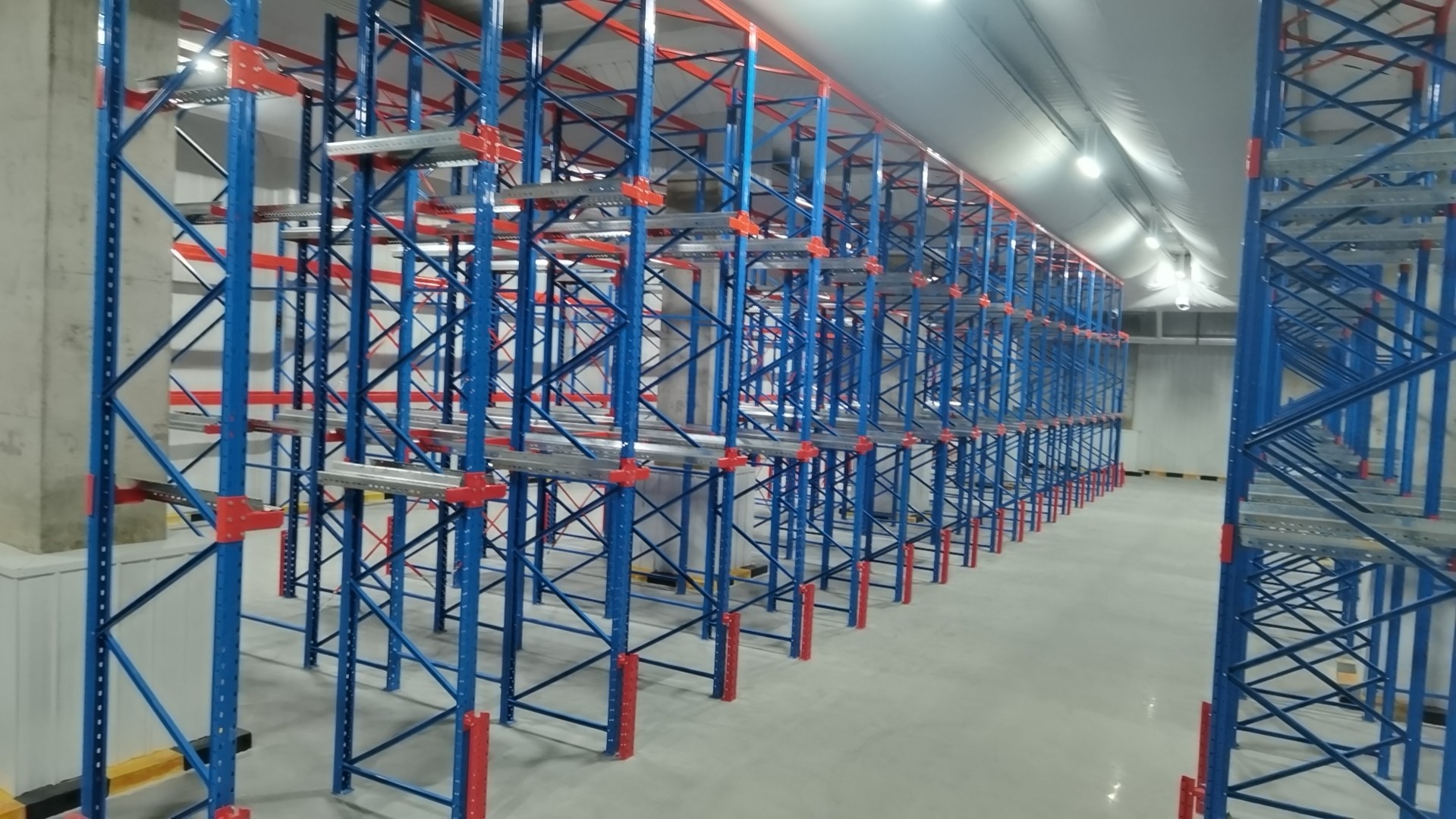 New zealand drive-in shelves 3000 ㎡ warehouse 1 ton per card position