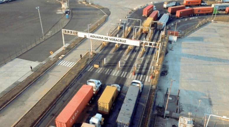 Because of the rain, they extended the customs schedule in Veracruz.