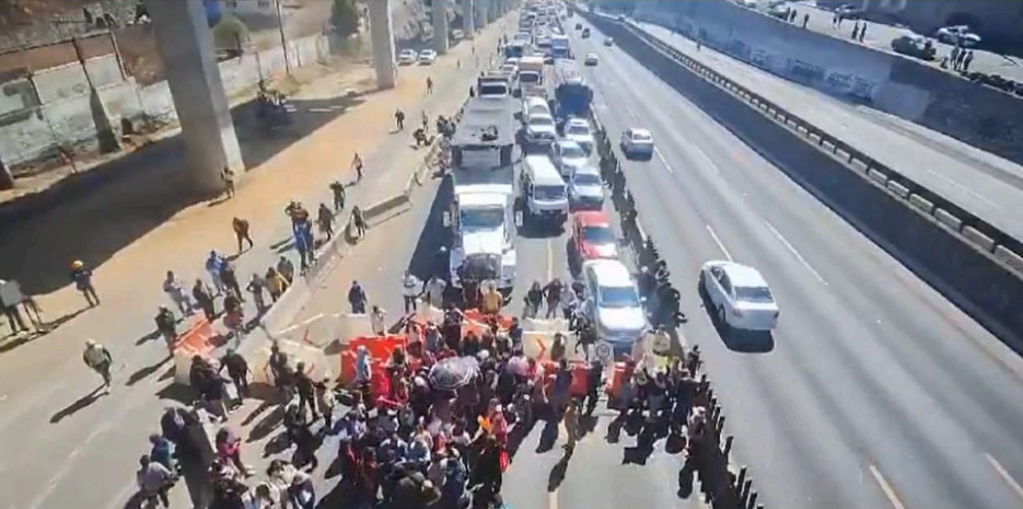 Demonstrators block the Mexico-Puebla highway, ask for a trolleybus stop in the area