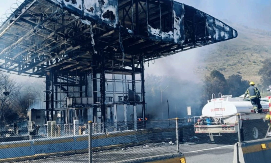 Chamapa-Lechería highway closed due to fire at toll booth