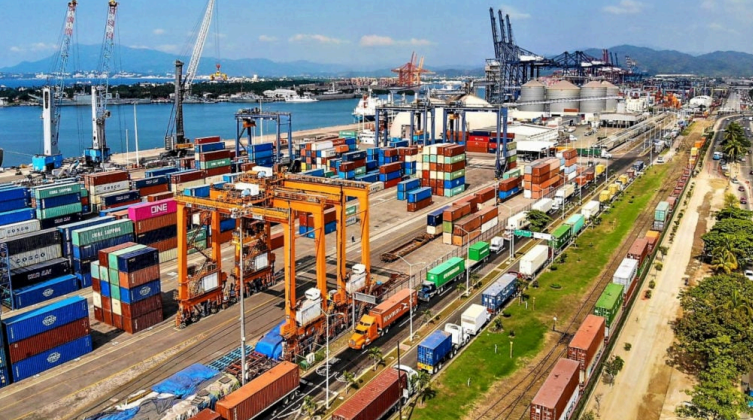 Prevalece caos en el Puerto de Manzanillo, transportistas los más afectados