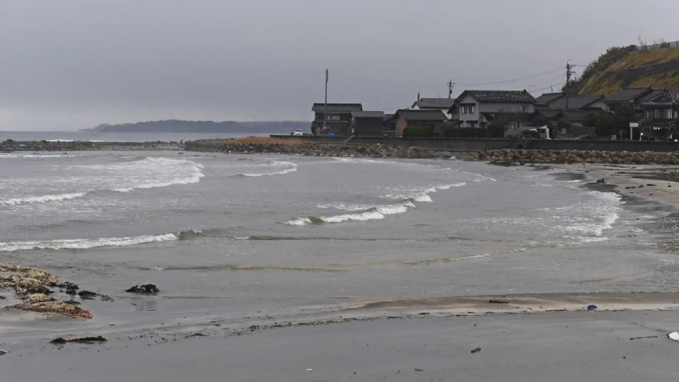 Japan and Hawaii raise tsunami warnings after 8.7 magnitude earthquake in Russia