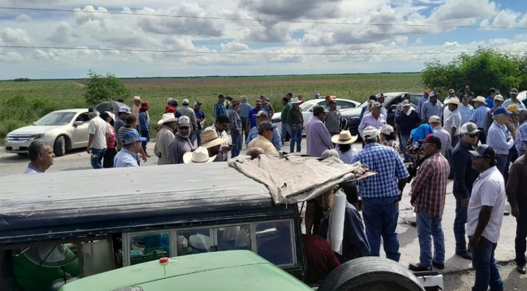 Productores agricolas bloquean carretera a Ciudad Victoria
