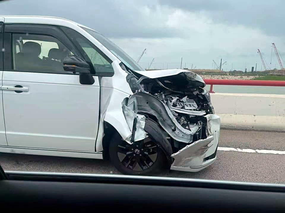 泥頭車大橋上“甩轆”  擊毀汽車傷一家四口