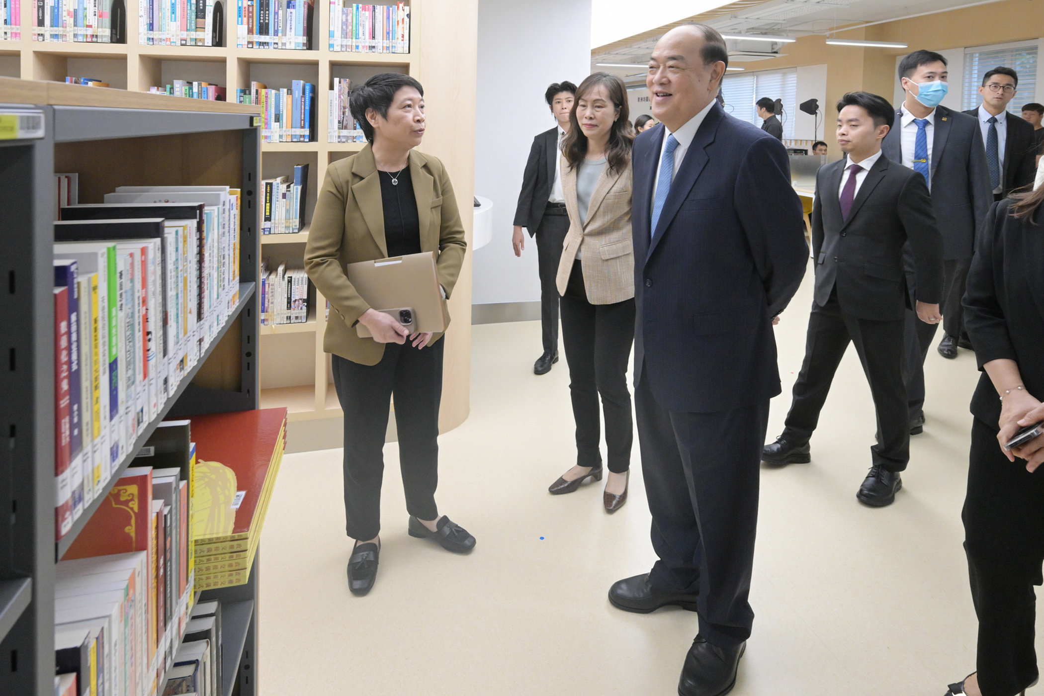 青洲坊圖書館啟用  滿足居民閱讀需求