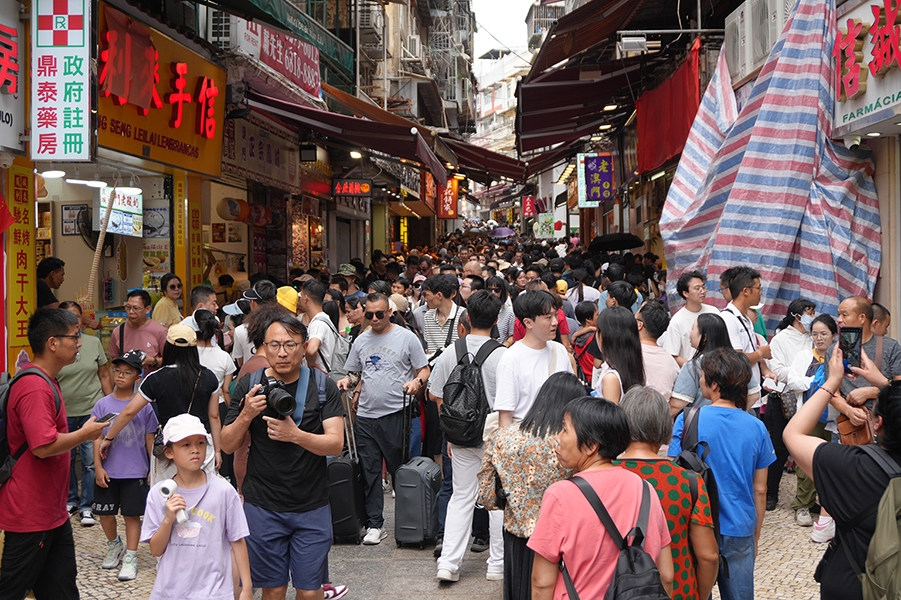 「十一」首日訪客如鯽   人流暢旺商戶均看好