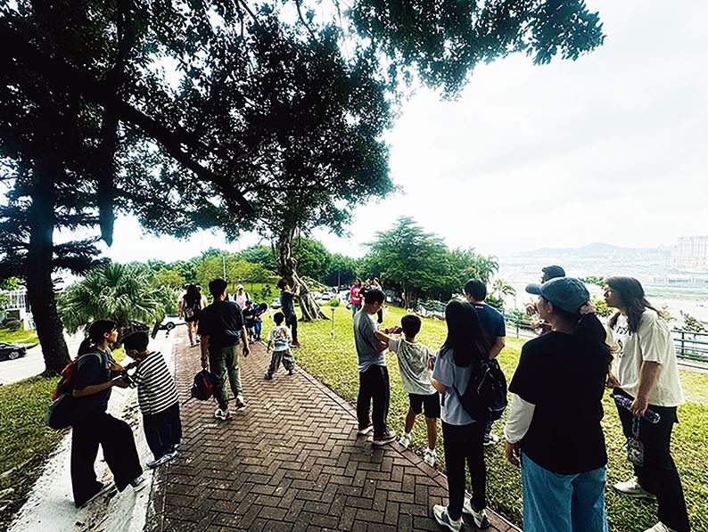 重陽節登高者眾  孝子賢孫齊祭祖