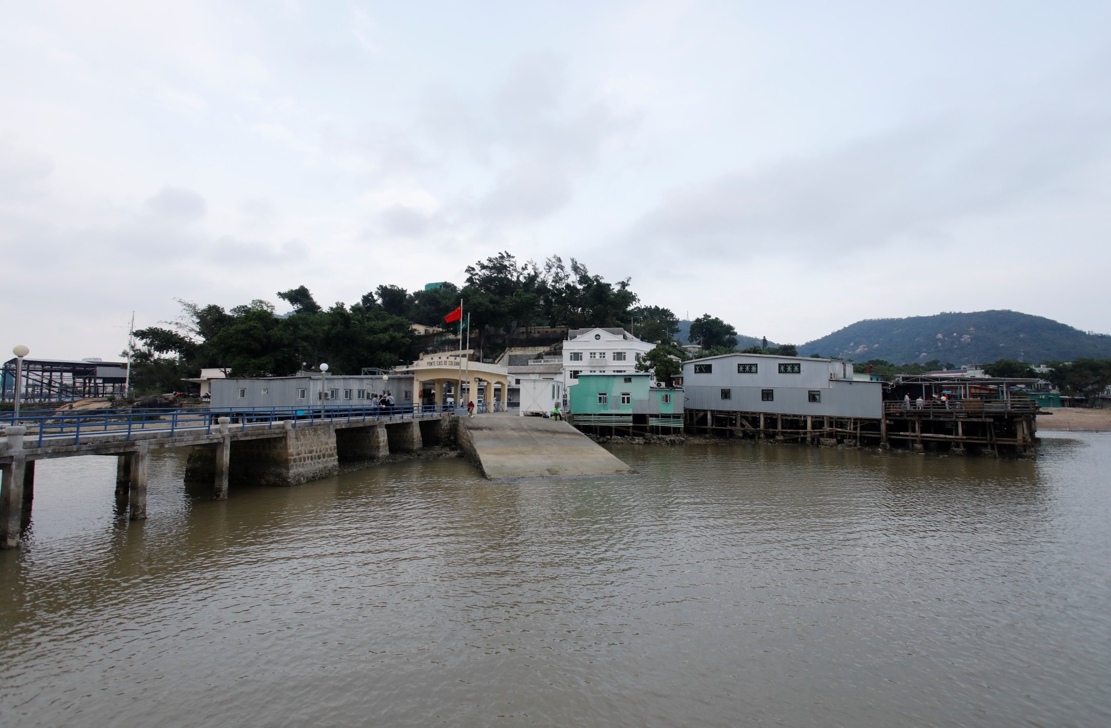 暴雨成災引發路陷  加強監測留意天氣