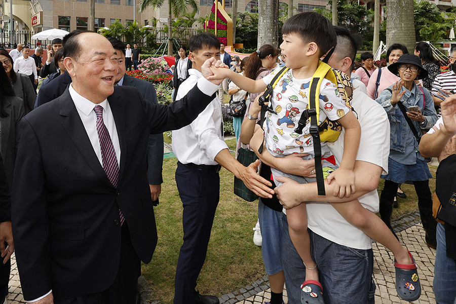 政總開放逾萬六人參觀  特首現身與眾合照互動