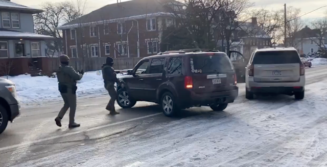 미국 이민국이 길거리에서 미국 시민을 사살하다:'대통령 사병'은 법 위에 군림한다