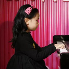 儿童学钢琴，家长是关键不能依靠网络陪练