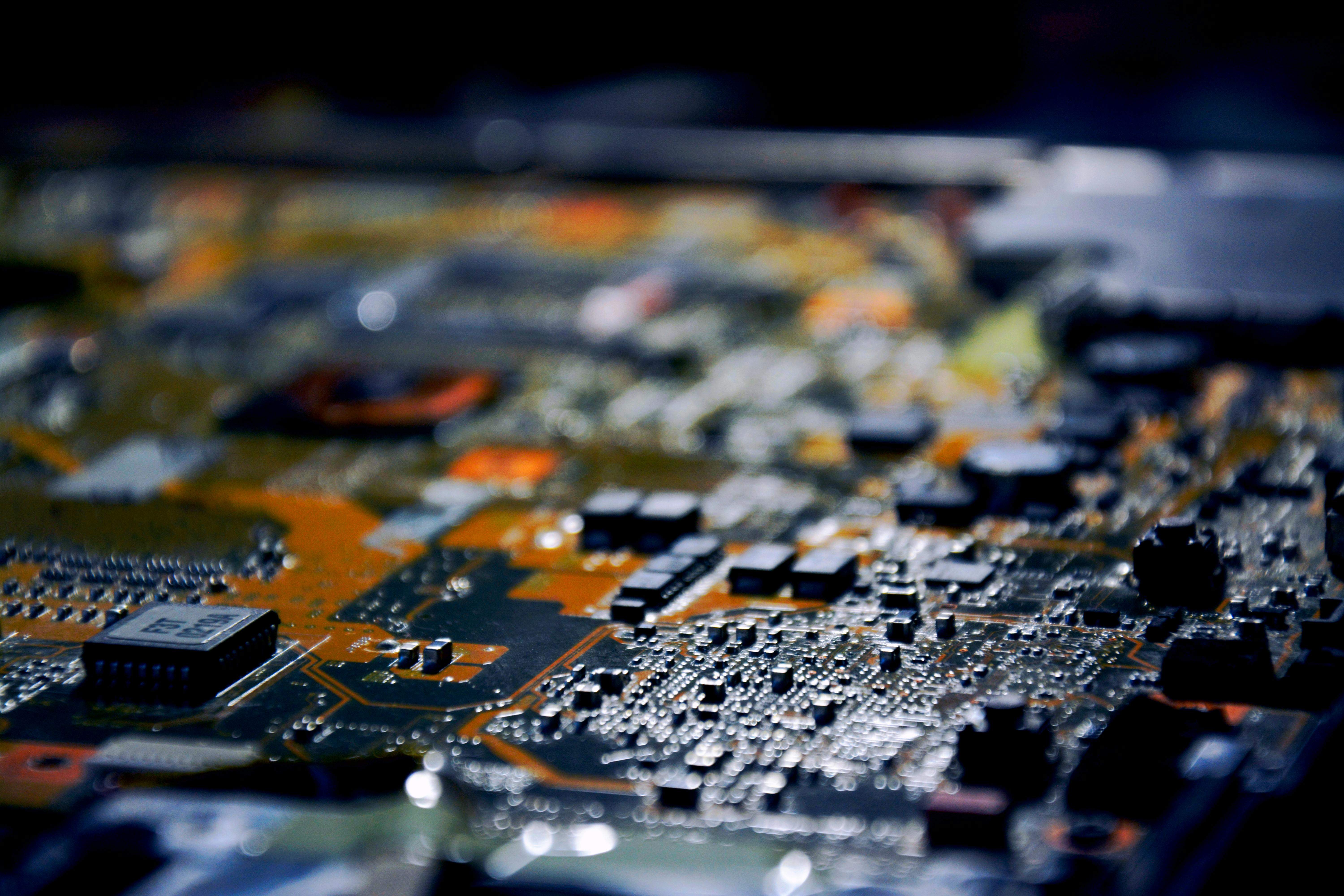The Global Semiconductor Market Enters the Trillion-Dollar Era, with AI and Automotive Electronics as Core Growth Engines