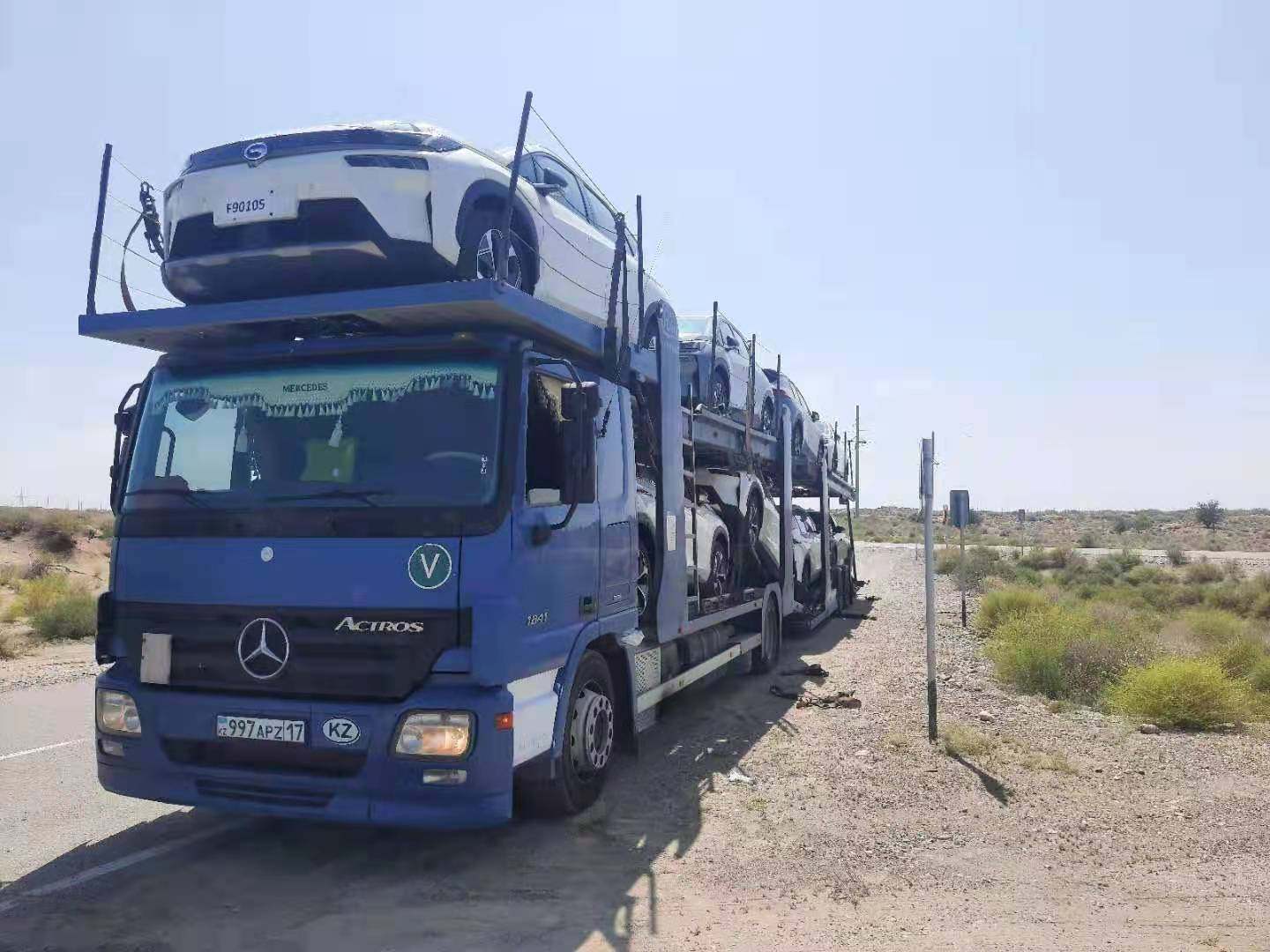 公司乌兹别克斯坦的平板车正在运输电动汽车