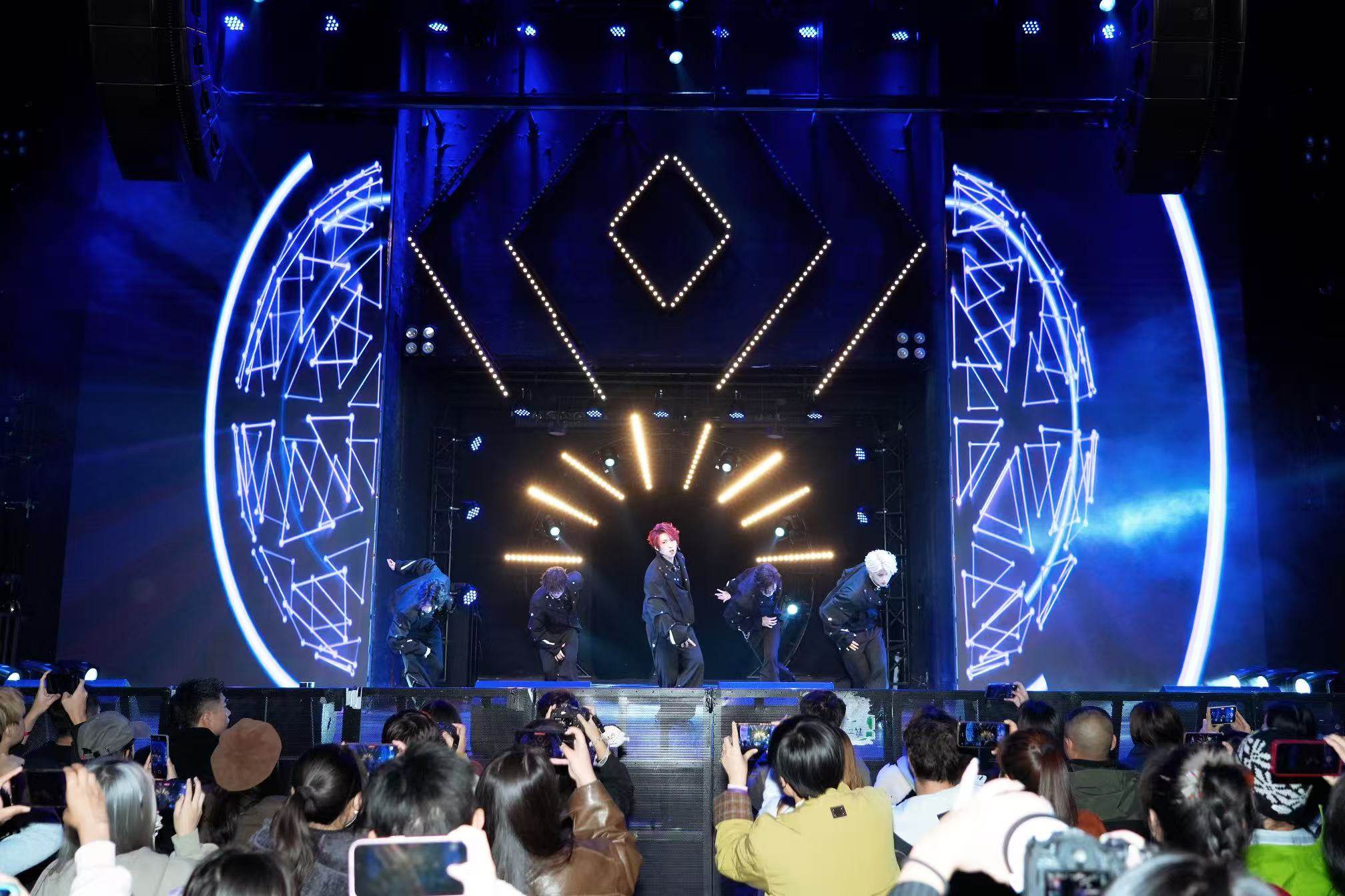 新晋男团ROS共和少年将在年底推出两首单曲