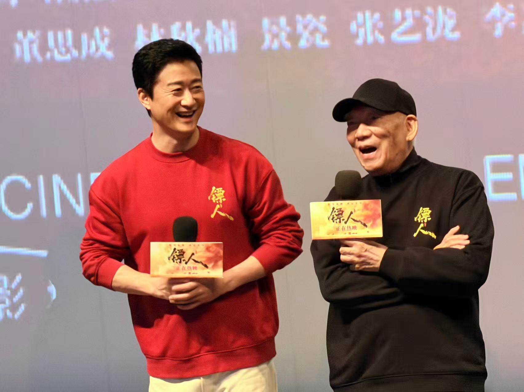 吴京携《镖人：风起大漠》主创重庆路演 袁和平透露续集年底启动