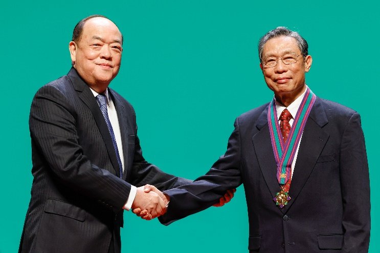 澳科大荣誉博士钟南山院士获颁授大莲花荣誉勋章