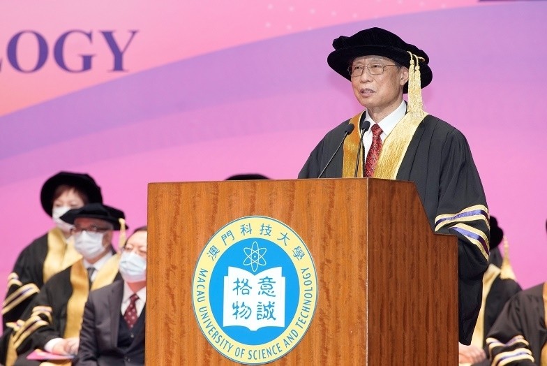 澳科大荣誉博士钟南山院士获颁授大莲花荣誉勋章