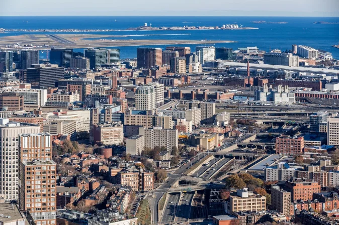 【腾飞移民】2025绿卡快车道：为何北上广深的你，正站在移民美国的绝佳窗口期？