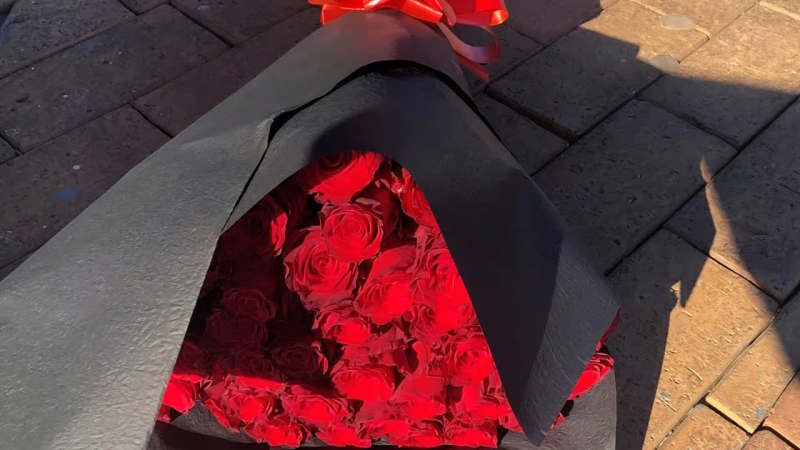 200 red roses