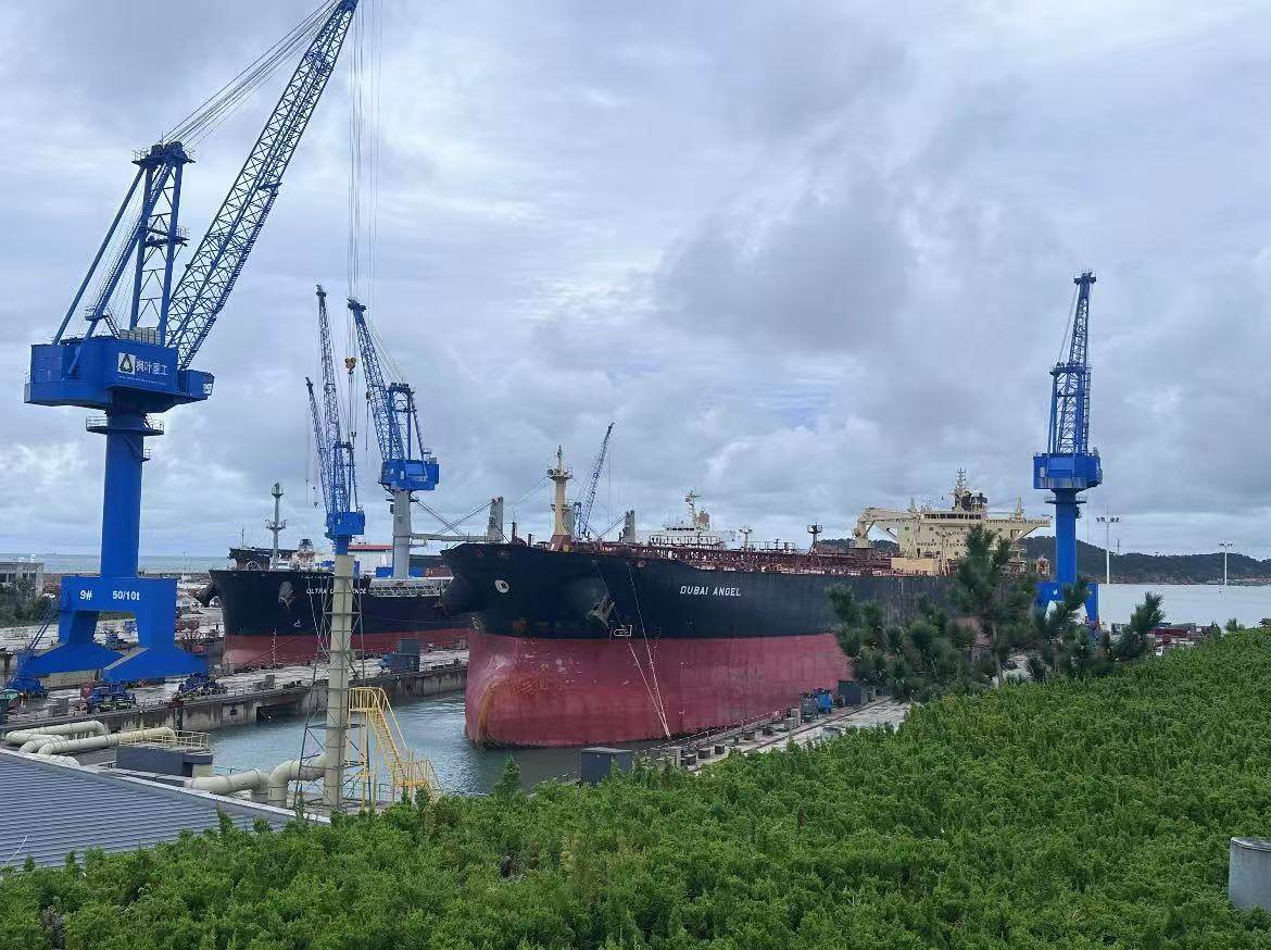 Outfitting and underwater installation engineering