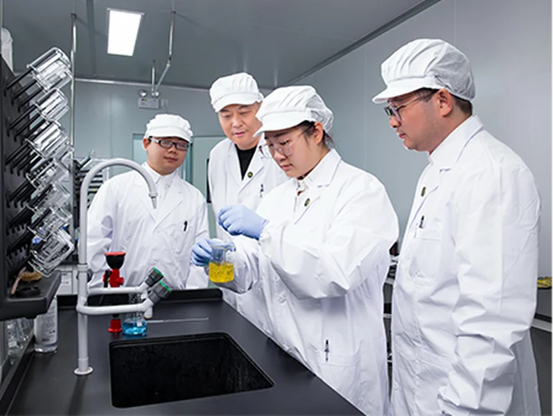 科研人员操作仪器