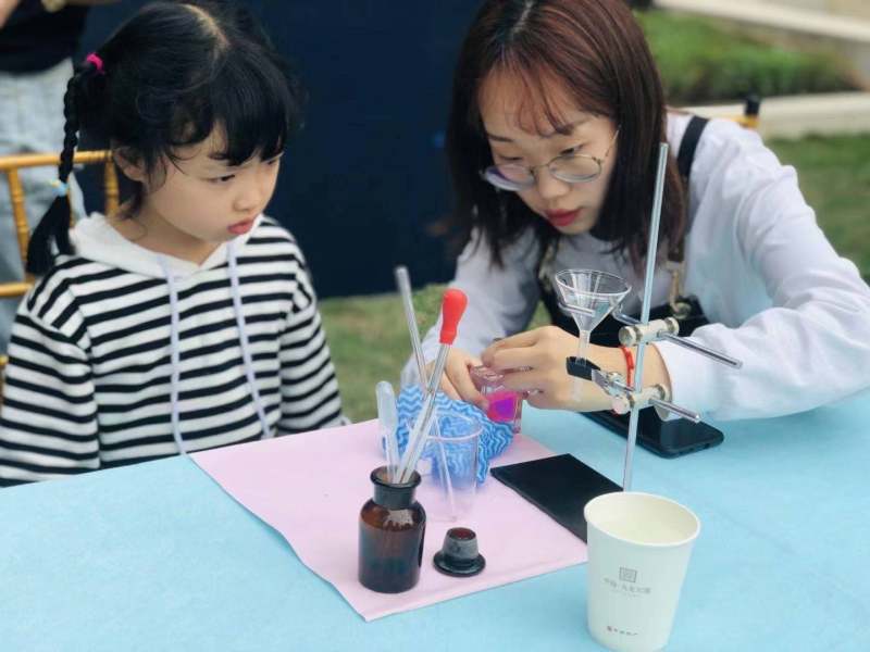 The Enchanting Fusion of Children's Voices and Fragrances — Outdoor Perfume Laboratory