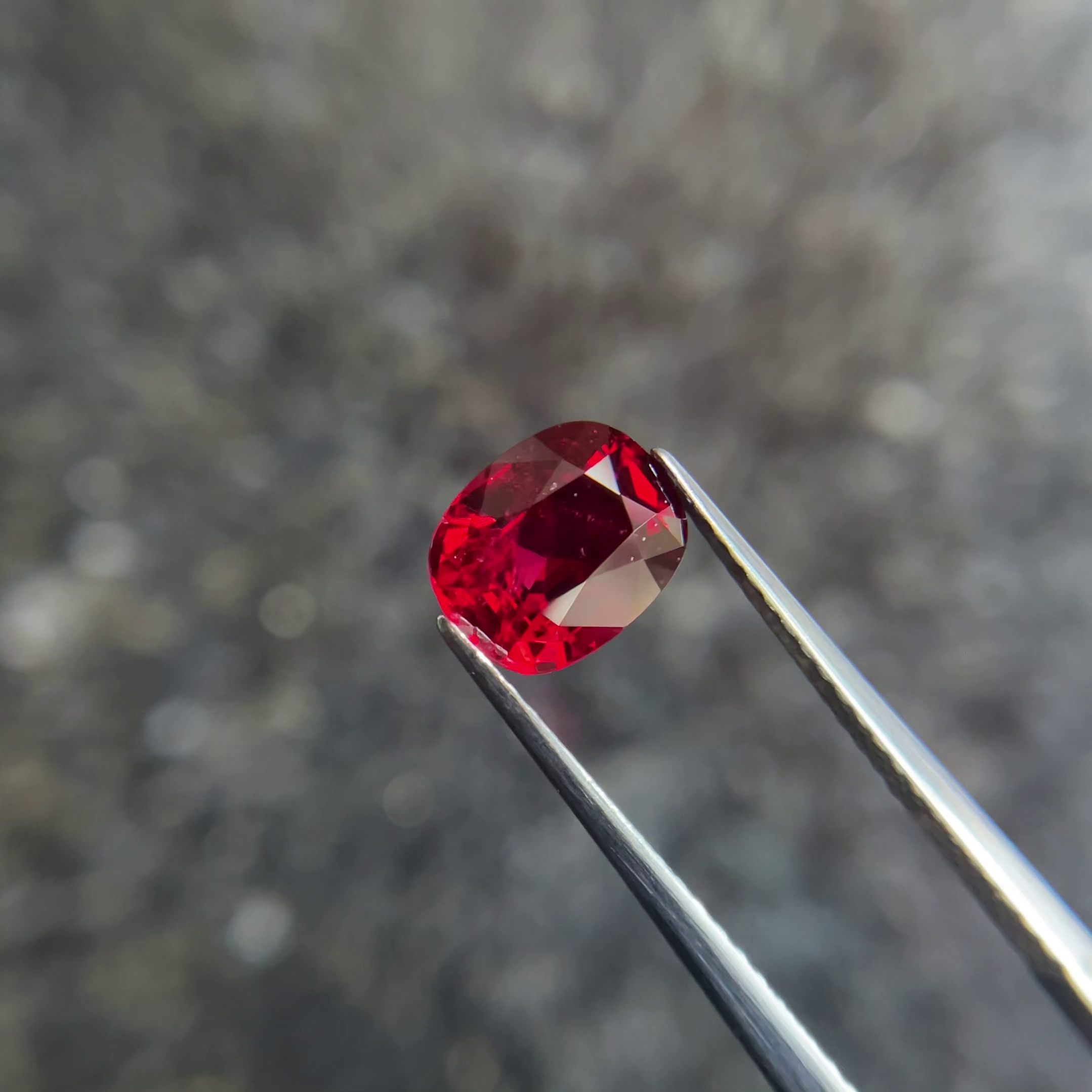 精切红色尖晶石