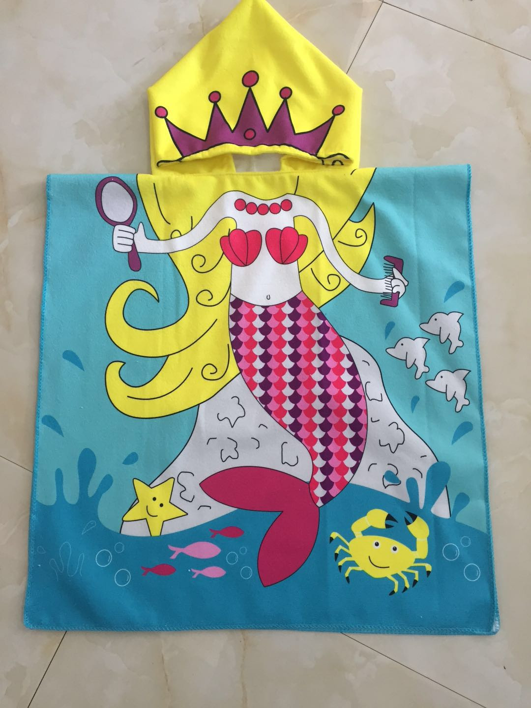 Kids hooded towel for bath and beach