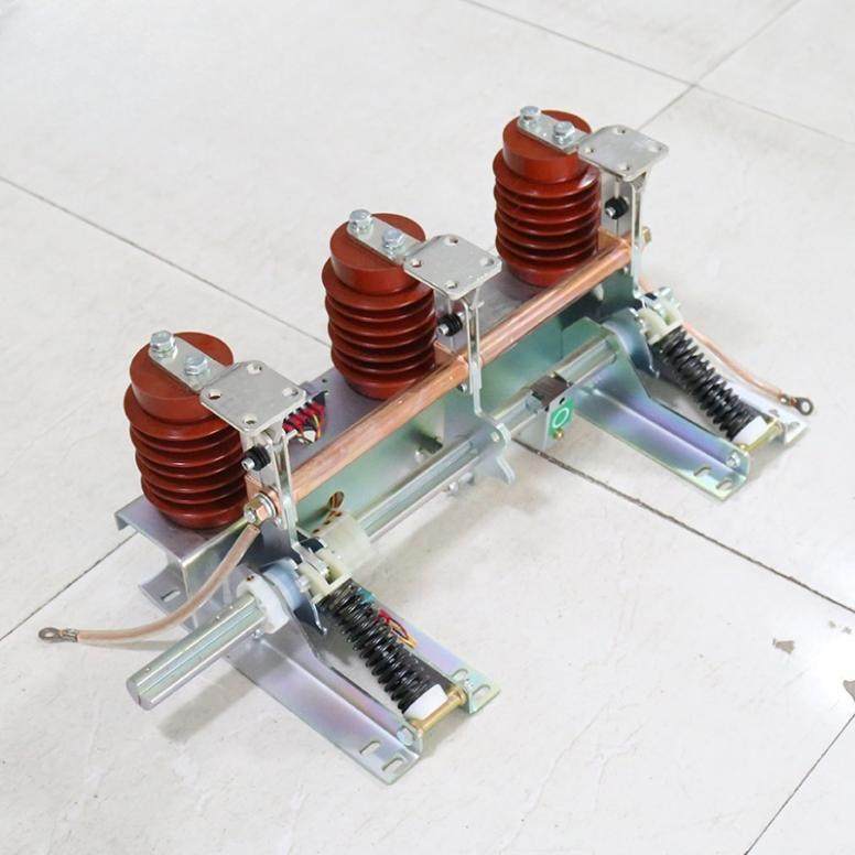 How does a grounding switch work in a high-voltage switchgear system?