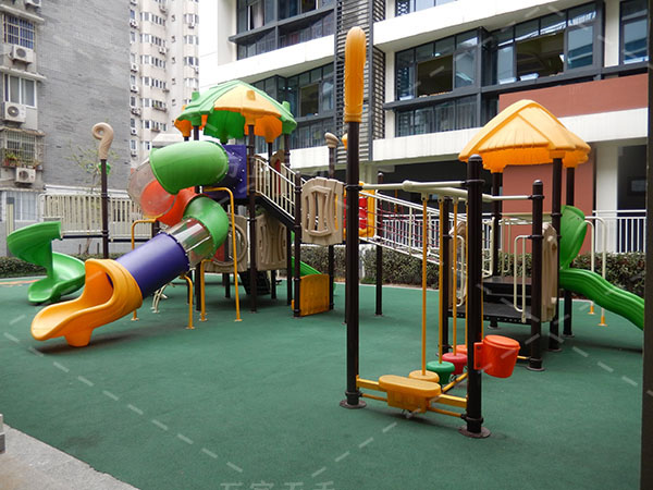 北京某小学摆放多功能组合滑梯的案例