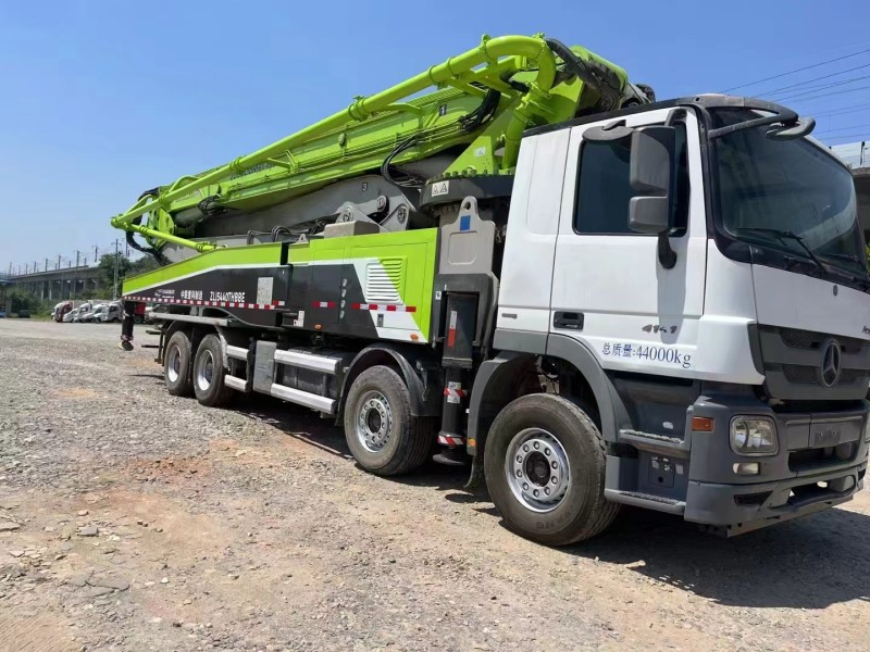 Used Zoomlion concrete pump truck 52m Heavy Duty Concrete Pump Truck Cheap Price for Sale