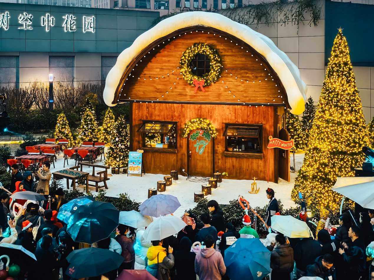 「冬日童话小屋」亮灯仪式暨飘雪首秀   大都会东方广场点亮冬日童话绮境