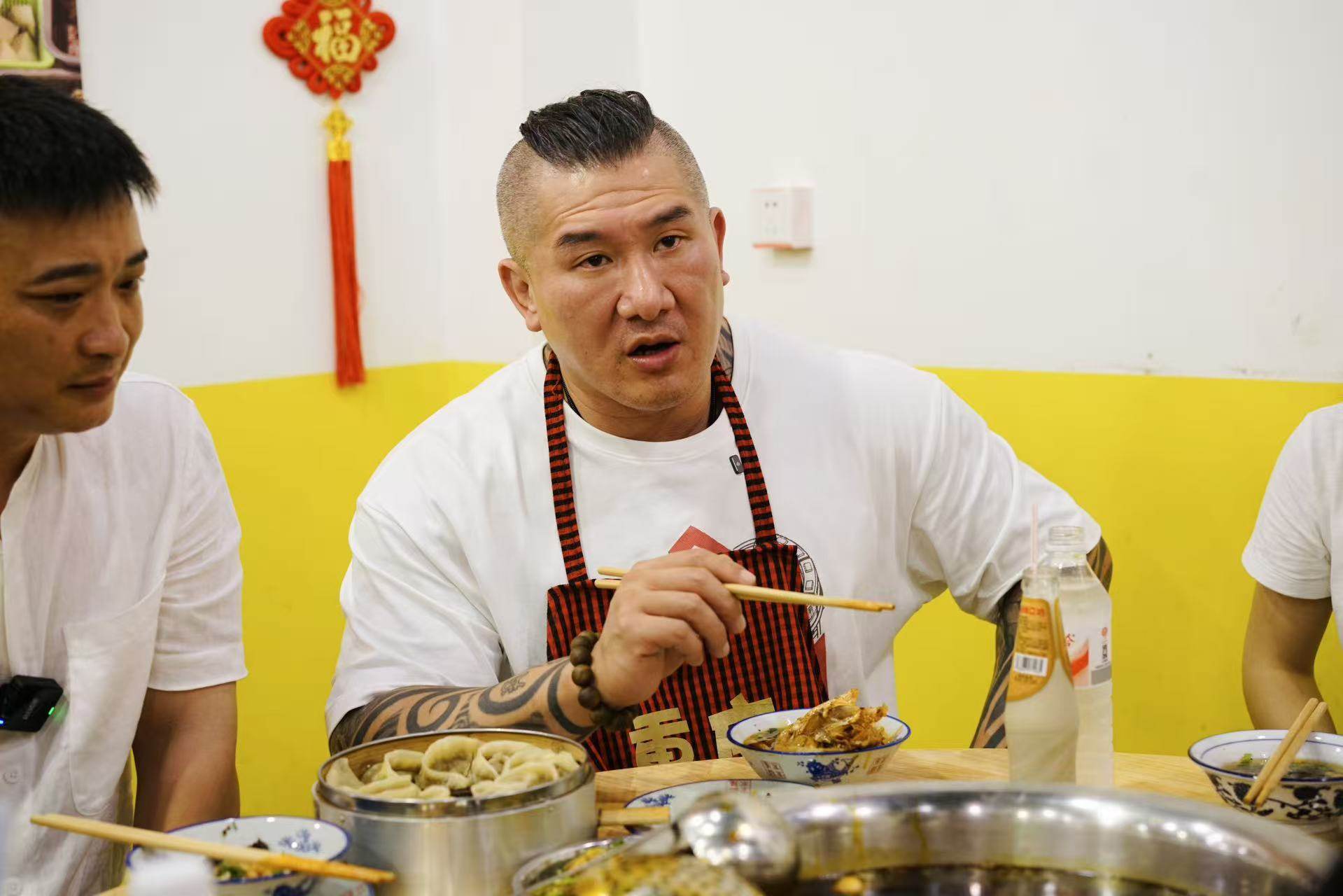 台湾网红 “馆长” 打卡重庆刘地摊鱼火锅 老味道架起两岸美食文化桥